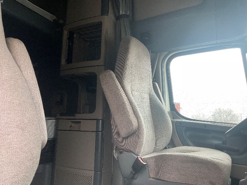 Sleeper Tractor-Heavy Duty Tractors-Freightliner-2019-Cascadia 11364ST-Akron-OH-685,683\n\t\tmiles-$ 34,750 - Image 23