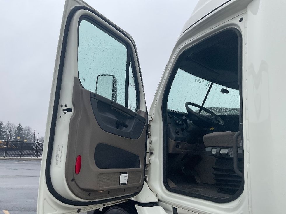 Sleeper Tractor-Heavy Duty Tractors-Freightliner-2019-Cascadia 11364ST-Akron-OH-685,683\n\t\tmiles-$ 34,750 - Image 9