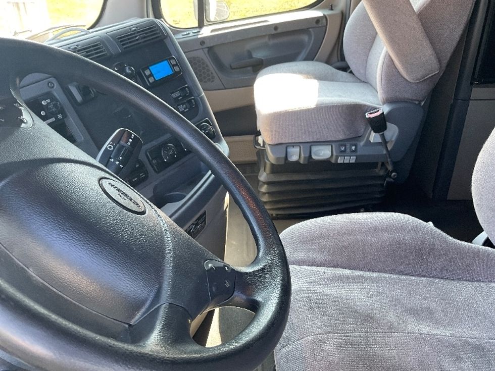 Sleeper Tractor-Heavy Duty Tractors-Freightliner-2019-Cascadia 11364ST-Akron-OH-741,366\n\t\tmiles-$ 33,750 - Image 10