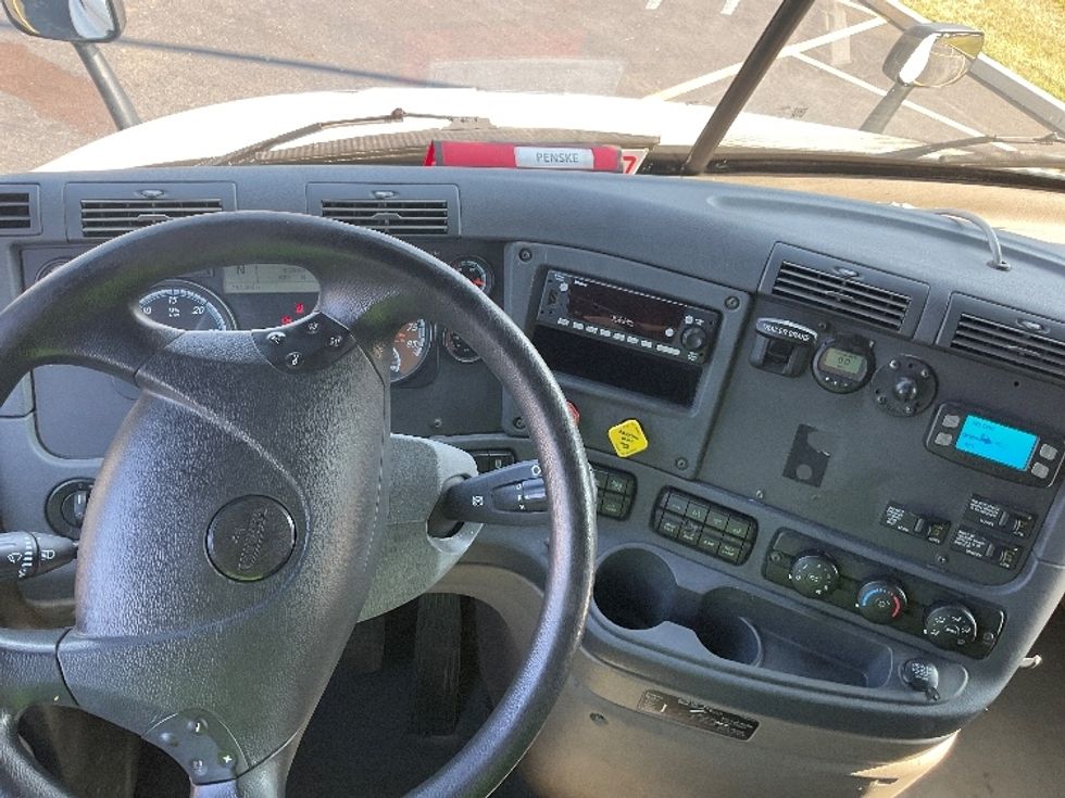 Sleeper Tractor-Heavy Duty Tractors-Freightliner-2019-Cascadia 11364ST-Akron-OH-741,366\n\t\tmiles-$ 33,750 - Image 11