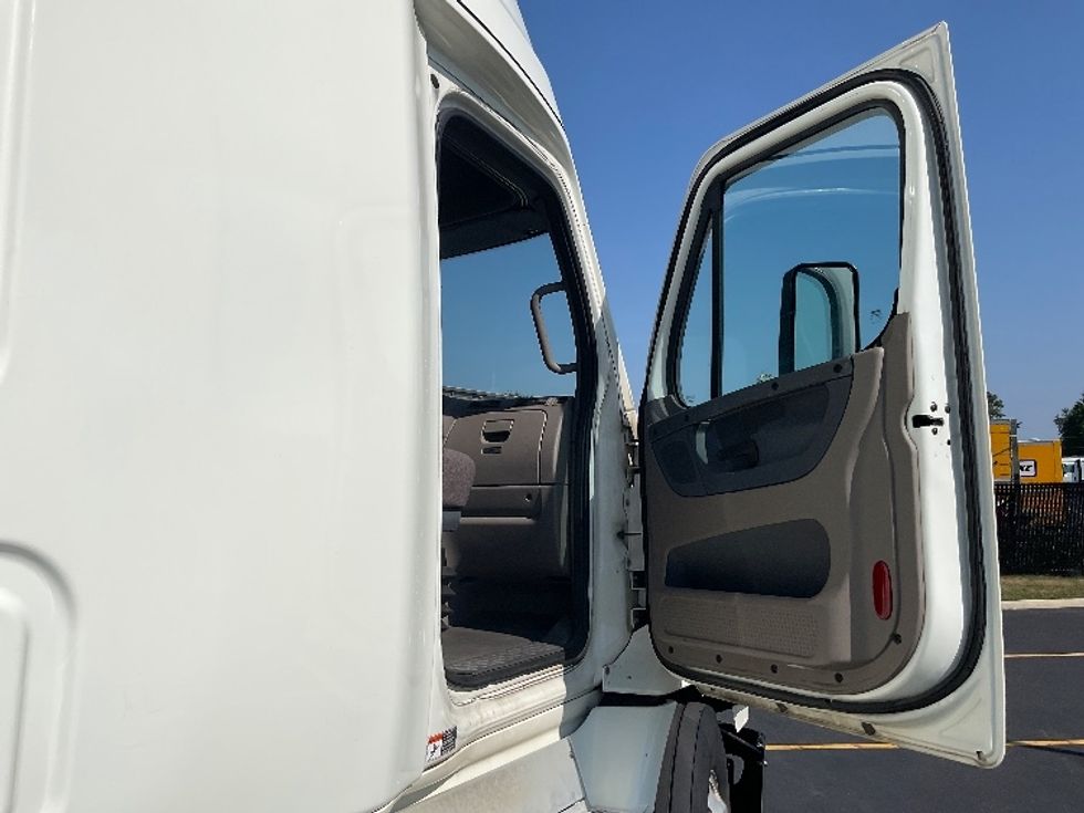 Sleeper Tractor-Heavy Duty Tractors-Freightliner-2019-Cascadia 11364ST-Akron-OH-741,366\n\t\tmiles-$ 33,750 - Image 13