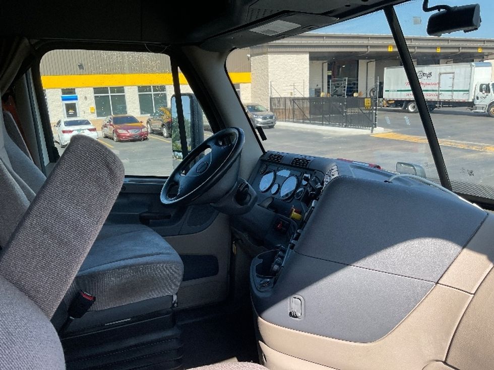 Sleeper Tractor-Heavy Duty Tractors-Freightliner-2019-Cascadia 11364ST-Akron-OH-741,366\n\t\tmiles-$ 33,750 - Image 15