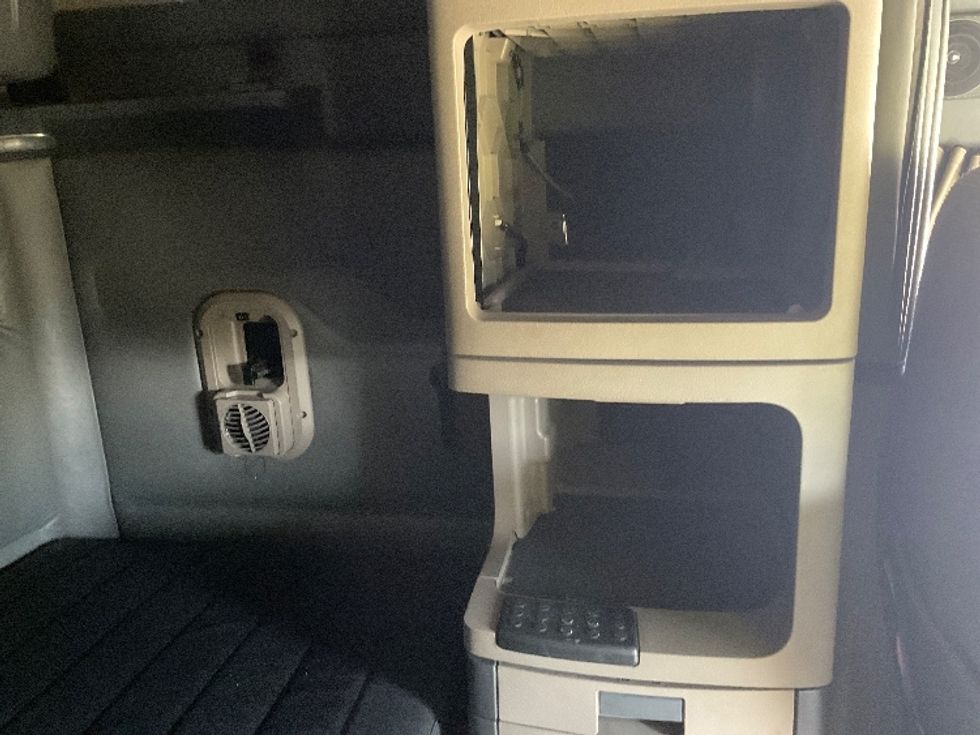 Sleeper Tractor-Heavy Duty Tractors-Freightliner-2019-Cascadia 11364ST-Akron-OH-741,366\n\t\tmiles-$ 33,750 - Image 19