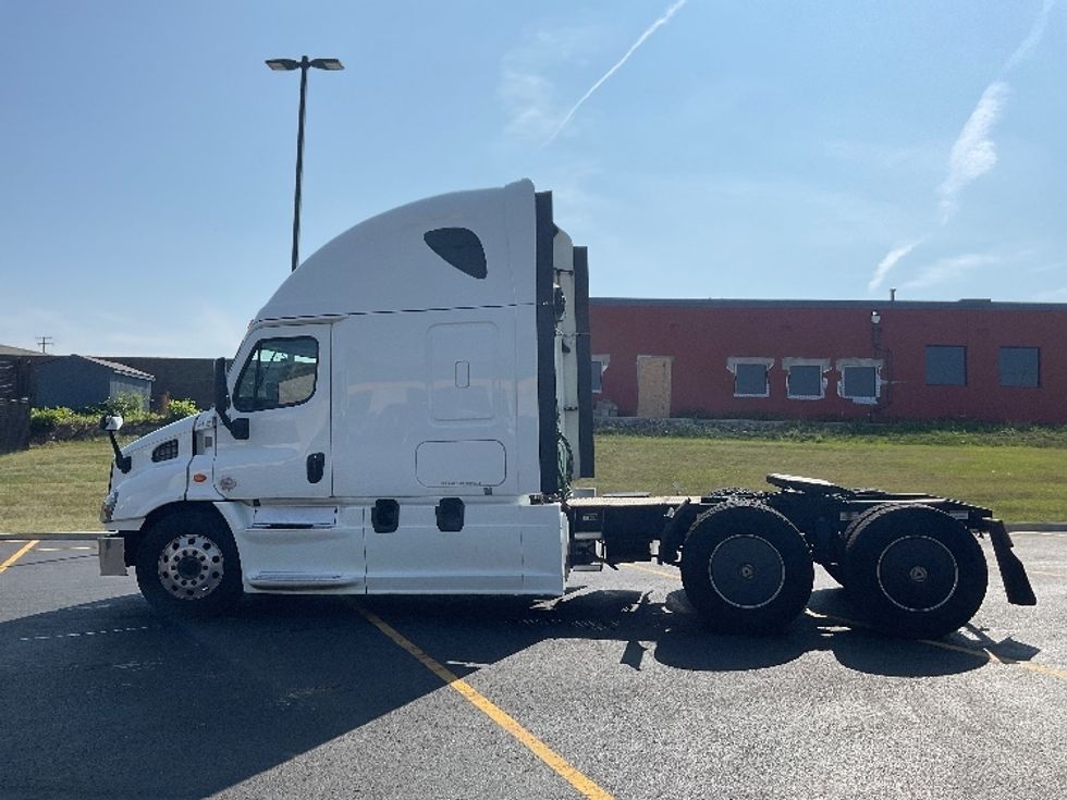 Sleeper Tractor-Heavy Duty Tractors-Freightliner-2019-Cascadia 11364ST-Akron-OH-741,366\n\t\tmiles-$ 33,750 - Image 4