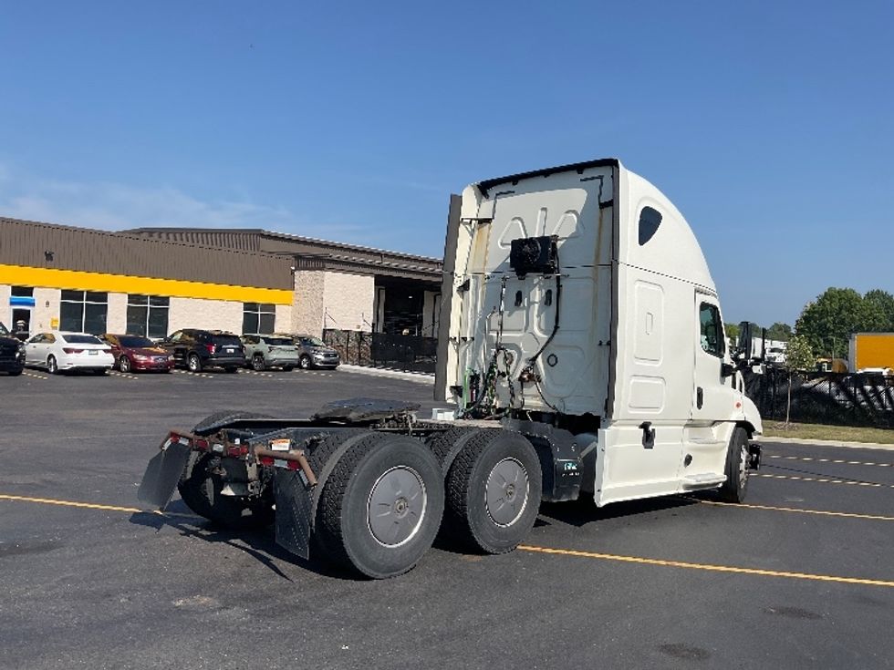 Sleeper Tractor-Heavy Duty Tractors-Freightliner-2019-Cascadia 11364ST-Akron-OH-741,366\n\t\tmiles-$ 33,750 - Image 7