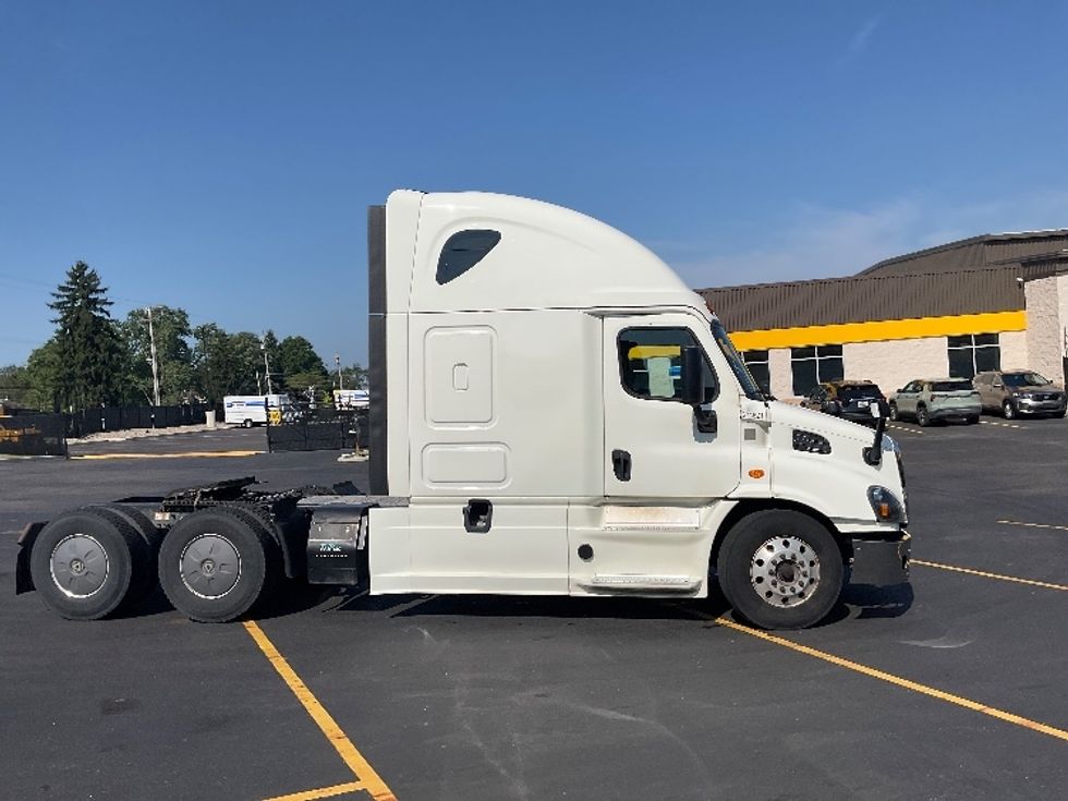 Sleeper Tractor-Heavy Duty Tractors-Freightliner-2019-Cascadia 11364ST-Akron-OH-741,366\n\t\tmiles-$ 33,750 - Image 8