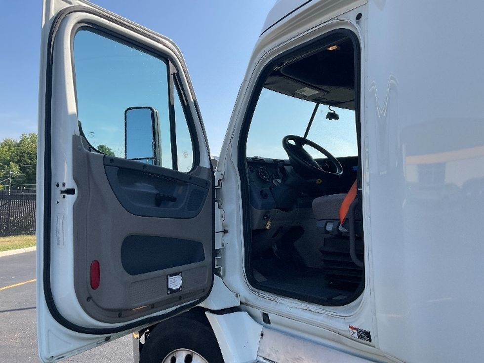 Sleeper Tractor-Heavy Duty Tractors-Freightliner-2019-Cascadia 11364ST-Akron-OH-741,366\n\t\tmiles-$ 33,750 - Image 9