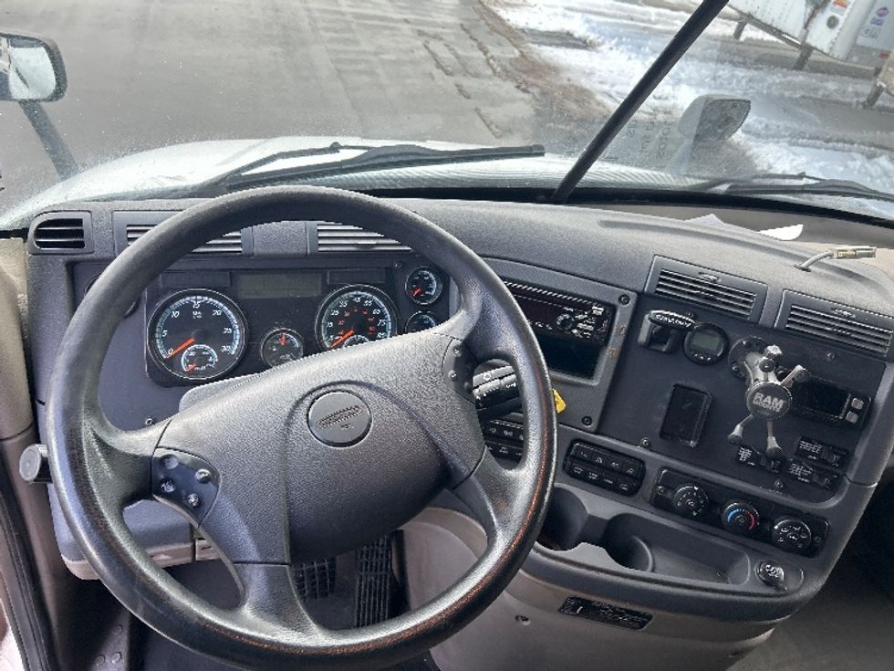 Sleeper Tractor-Heavy Duty Tractors-Freightliner-2019-Cascadia 11364ST-Akron-OH-743,703\n\t\tmiles-$ 30,500 - Image 11