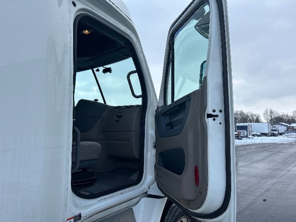 Sleeper Tractor-Heavy Duty Tractors-Freightliner-2019-Cascadia 11364ST-Akron-OH-743,703\n\t\tmiles-$ 30,500 - Image 13