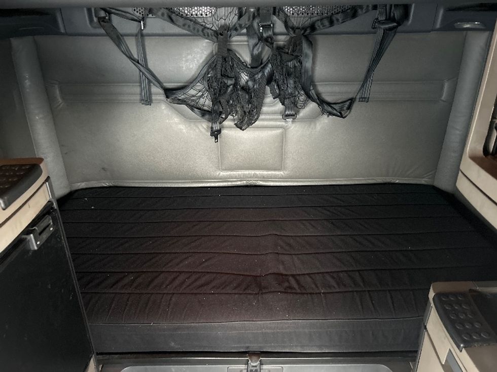 Sleeper Tractor-Heavy Duty Tractors-Freightliner-2019-Cascadia 11364ST-Akron-OH-743,703\n\t\tmiles-$ 30,500 - Image 16