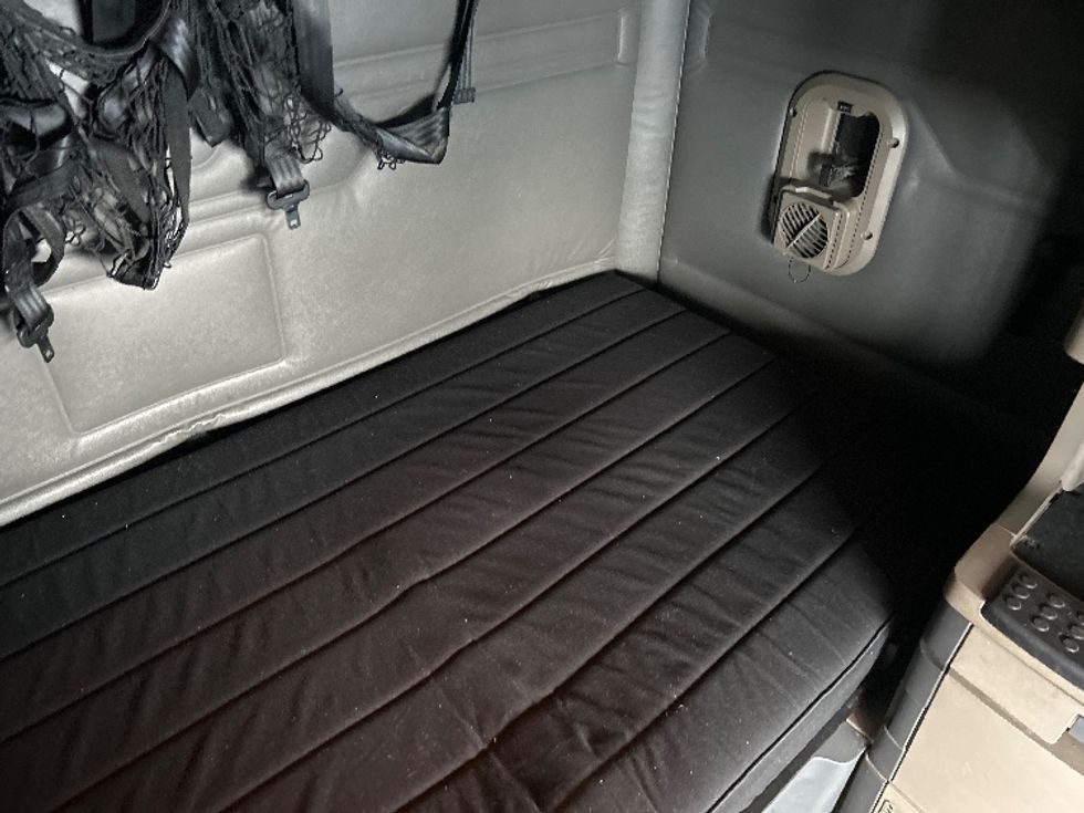 Sleeper Tractor-Heavy Duty Tractors-Freightliner-2019-Cascadia 11364ST-Akron-OH-743,703\n\t\tmiles-$ 30,500 - Image 17