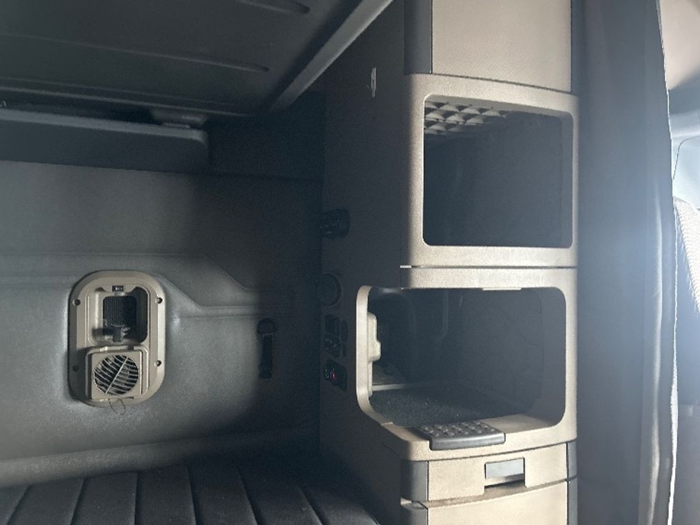 Sleeper Tractor-Heavy Duty Tractors-Freightliner-2019-Cascadia 11364ST-Akron-OH-743,703\n\t\tmiles-$ 30,500 - Image 18