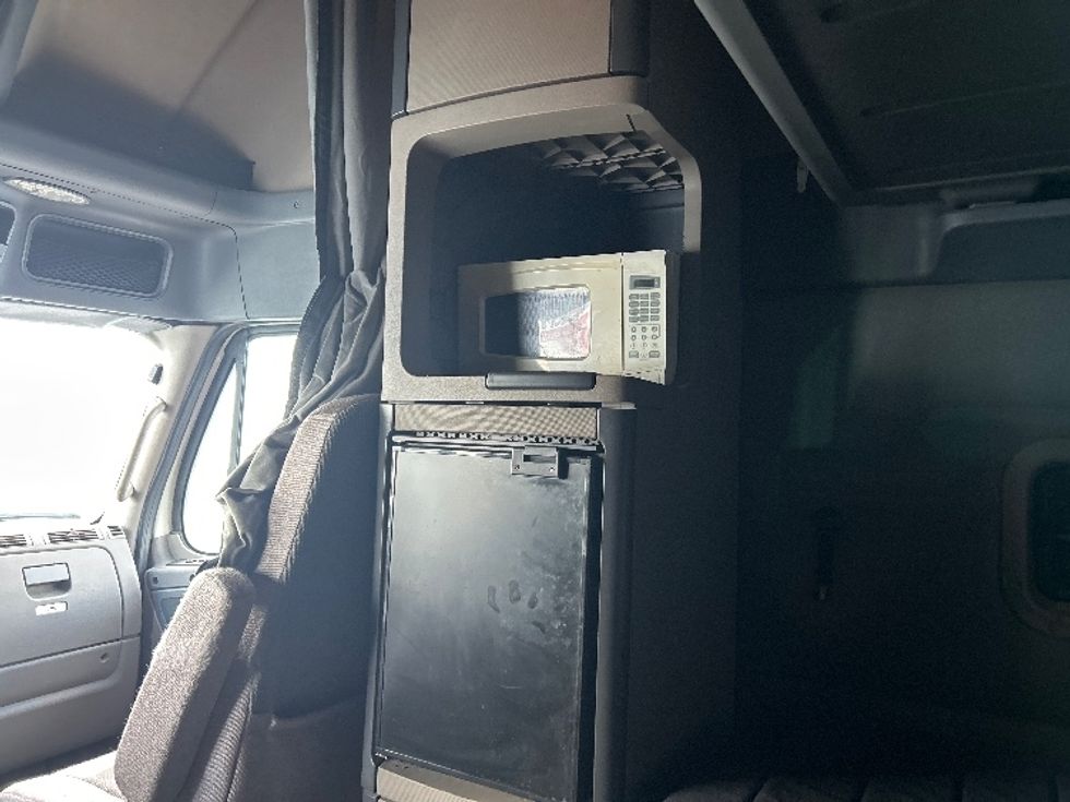 Sleeper Tractor-Heavy Duty Tractors-Freightliner-2019-Cascadia 11364ST-Akron-OH-743,703\n\t\tmiles-$ 30,500 - Image 19