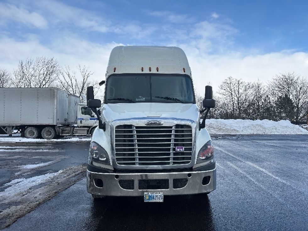 Sleeper Tractor-Heavy Duty Tractors-Freightliner-2019-Cascadia 11364ST-Akron-OH-743,703\n\t\tmiles-$ 30,500 - Image 2