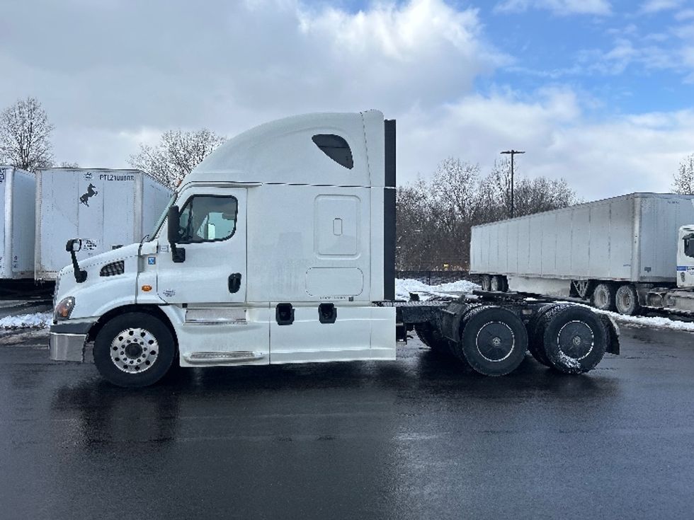 Sleeper Tractor-Heavy Duty Tractors-Freightliner-2019-Cascadia 11364ST-Akron-OH-743,703\n\t\tmiles-$ 30,500 - Image 4