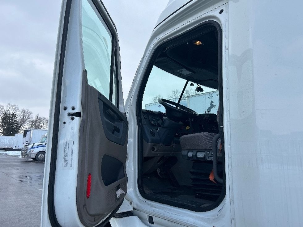 Sleeper Tractor-Heavy Duty Tractors-Freightliner-2019-Cascadia 11364ST-Akron-OH-743,703\n\t\tmiles-$ 30,500 - Image 9