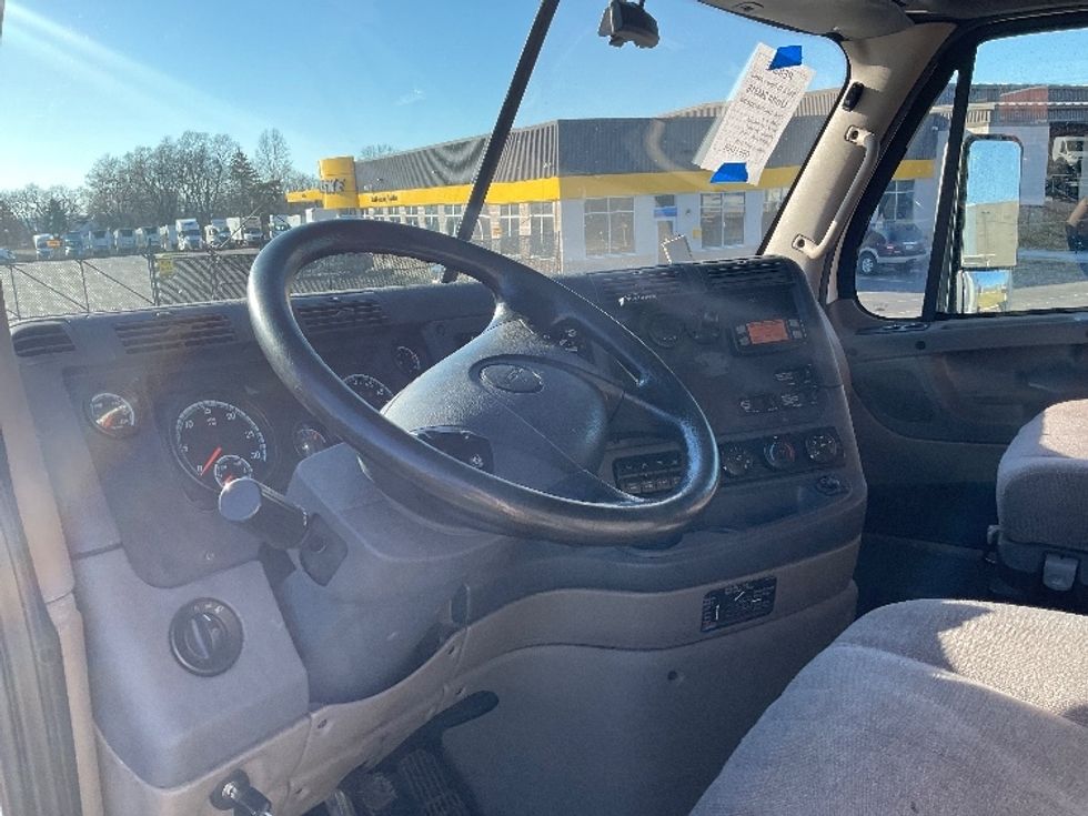 Sleeper Tractor-Heavy Duty Tractors-Freightliner-2019-Cascadia 11364ST-Akron-OH-747,793\n\t\tmiles-$ 30,250 - Image 10