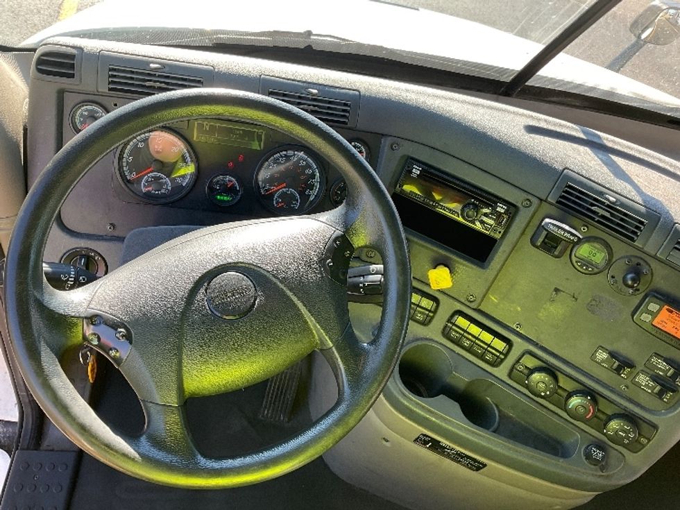 Sleeper Tractor-Heavy Duty Tractors-Freightliner-2019-Cascadia 11364ST-Akron-OH-747,793\n\t\tmiles-$ 30,250 - Image 11