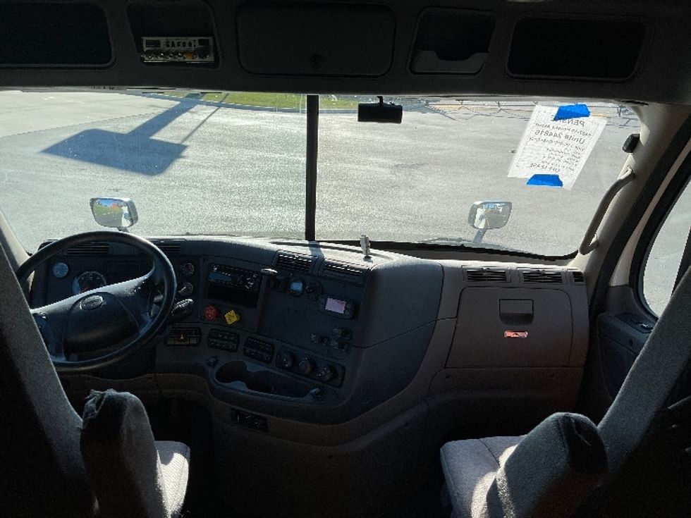 Sleeper Tractor-Heavy Duty Tractors-Freightliner-2019-Cascadia 11364ST-Akron-OH-747,793\n\t\tmiles-$ 30,250 - Image 12