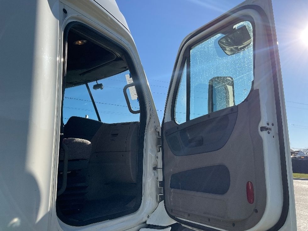 Sleeper Tractor-Heavy Duty Tractors-Freightliner-2019-Cascadia 11364ST-Akron-OH-747,793\n\t\tmiles-$ 30,250 - Image 13