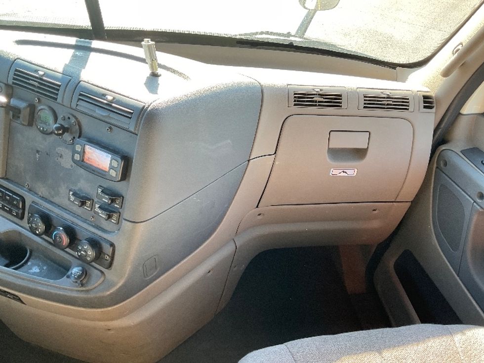 Sleeper Tractor-Heavy Duty Tractors-Freightliner-2019-Cascadia 11364ST-Akron-OH-747,793\n\t\tmiles-$ 30,250 - Image 14