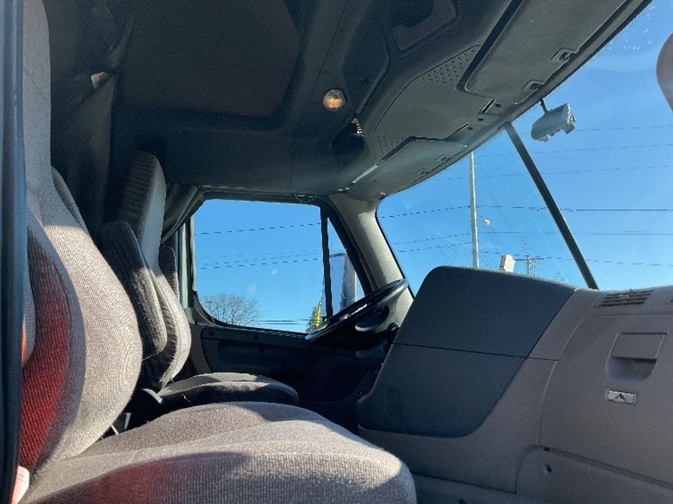 Sleeper Tractor-Heavy Duty Tractors-Freightliner-2019-Cascadia 11364ST-Akron-OH-747,793\n\t\tmiles-$ 30,250 - Image 15