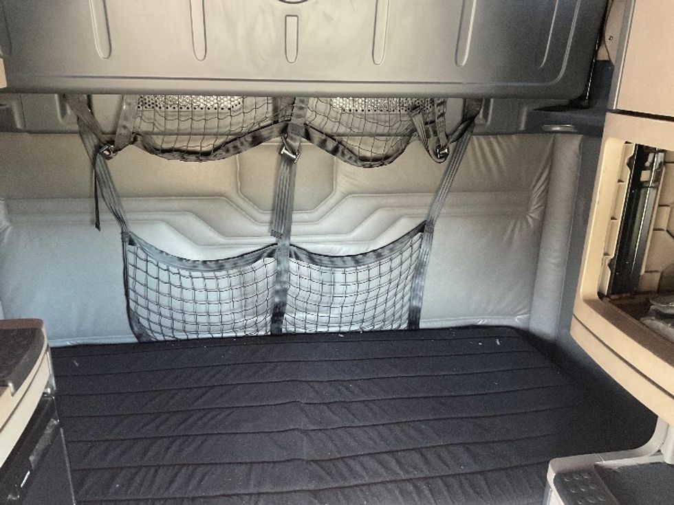 Sleeper Tractor-Heavy Duty Tractors-Freightliner-2019-Cascadia 11364ST-Akron-OH-747,793\n\t\tmiles-$ 30,250 - Image 16