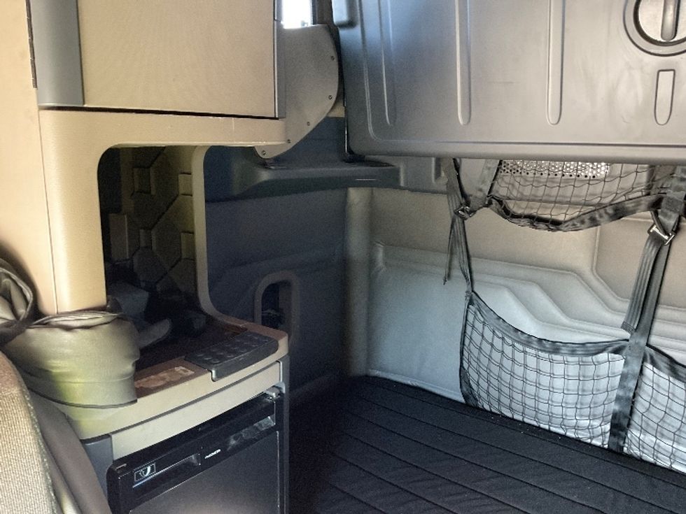 Sleeper Tractor-Heavy Duty Tractors-Freightliner-2019-Cascadia 11364ST-Akron-OH-747,793\n\t\tmiles-$ 30,250 - Image 18