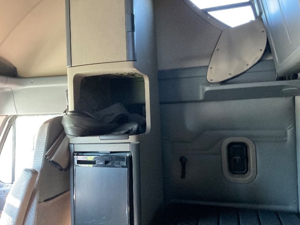 Sleeper Tractor-Heavy Duty Tractors-Freightliner-2019-Cascadia 11364ST-Akron-OH-747,793\n\t\tmiles-$ 30,250 - Image 19
