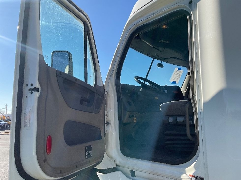 Sleeper Tractor-Heavy Duty Tractors-Freightliner-2019-Cascadia 11364ST-Akron-OH-747,793\n\t\tmiles-$ 30,250 - Image 9