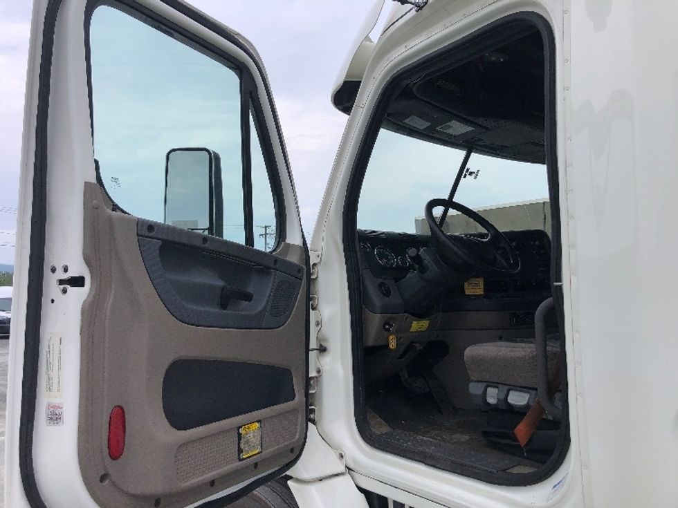 Sleeper Tractor-Heavy Duty Tractors-Freightliner-2019-Cascadia 11364ST-Albany-NY-486,683\n\t\tmiles-$ 50,000 - Image 9