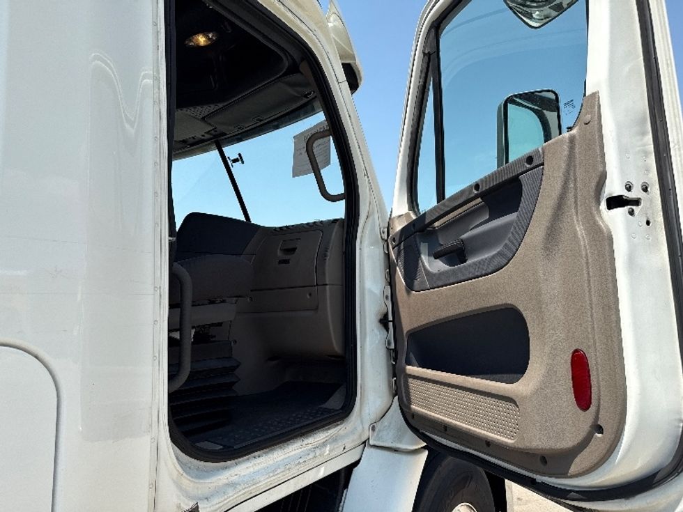 Sleeper Tractor-Heavy Duty Tractors-Freightliner-2019-Cascadia 11364ST-Arlington-TX-486,959\n\t\tmiles-$ 54,750 - Image 13