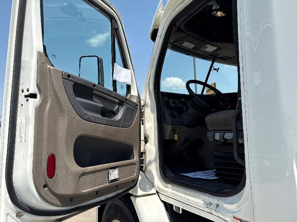 Sleeper Tractor-Heavy Duty Tractors-Freightliner-2019-Cascadia 11364ST-Arlington-TX-486,959\n\t\tmiles-$ 54,750 - Image 9