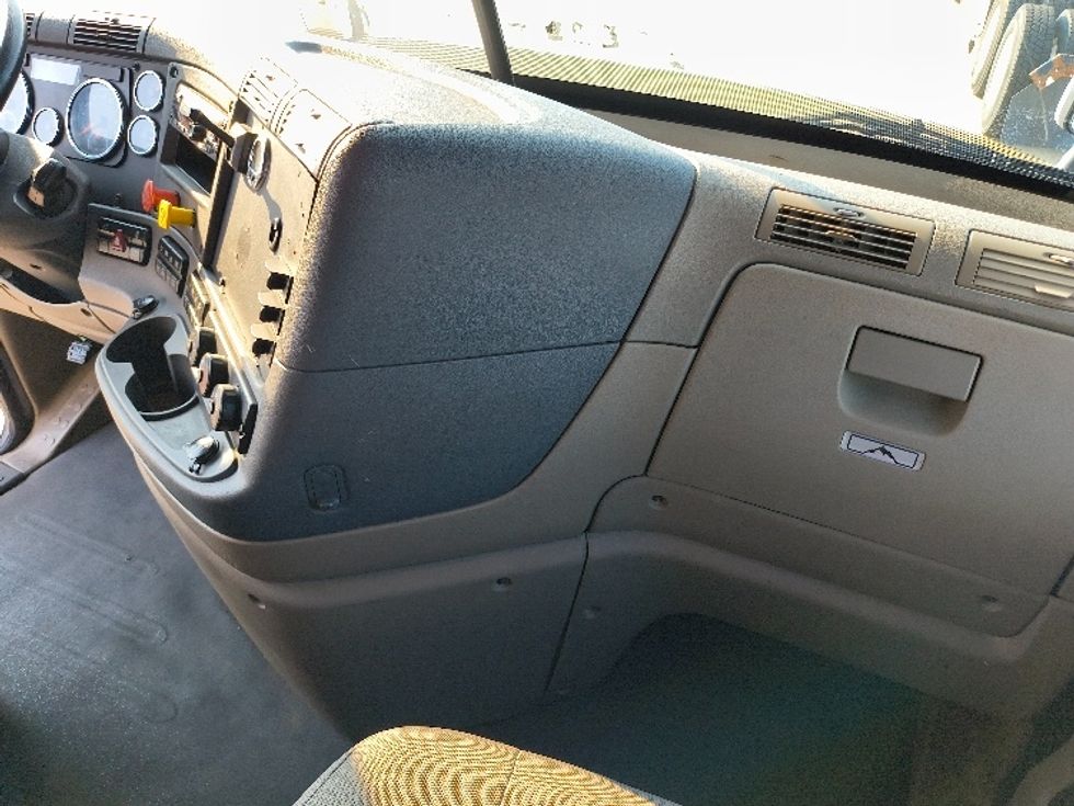 Sleeper Tractor-Heavy Duty Tractors-Freightliner-2019-Cascadia 11364ST-Arlington-TX-500,580\n\t\tmiles-$ 54,000 - Image 15