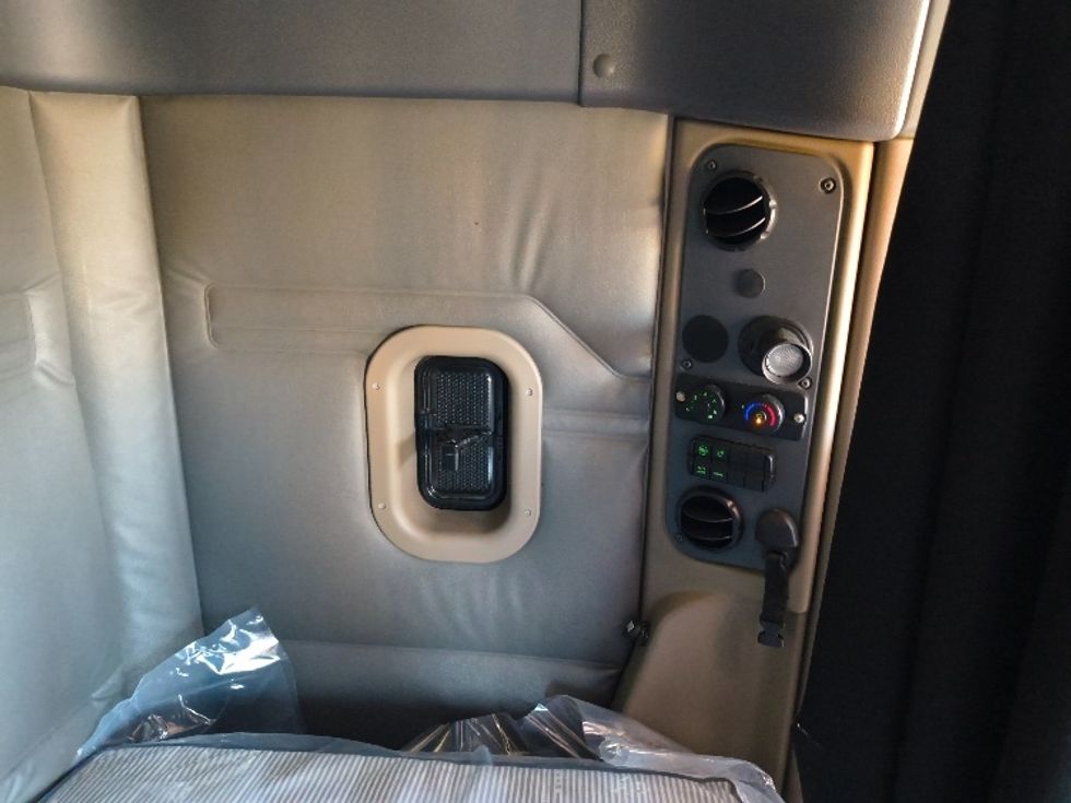 Sleeper Tractor-Heavy Duty Tractors-Freightliner-2019-Cascadia 11364ST-Arlington-TX-500,580\n\t\tmiles-$ 54,000 - Image 18