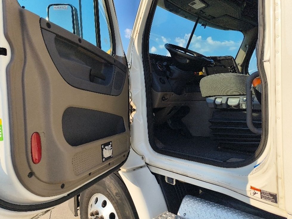 Sleeper Tractor-Heavy Duty Tractors-Freightliner-2019-Cascadia 11364ST-Arlington-TX-500,580\n\t\tmiles-$ 54,000 - Image 9