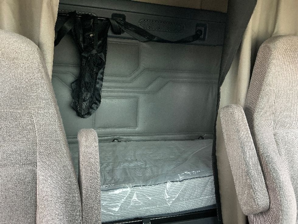 Sleeper Tractor-Heavy Duty Tractors-Freightliner-2019-Cascadia 11364ST-Arlington-TX-518,148\n\t\tmiles-$ 53,000 - Image 15