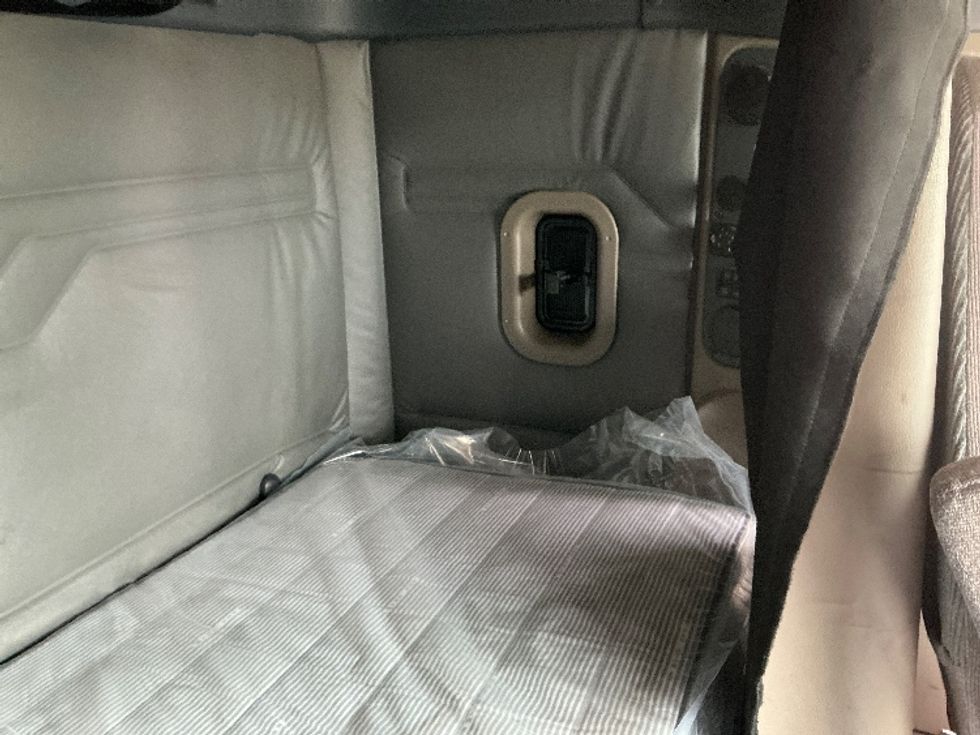 Sleeper Tractor-Heavy Duty Tractors-Freightliner-2019-Cascadia 11364ST-Arlington-TX-518,148\n\t\tmiles-$ 53,000 - Image 16