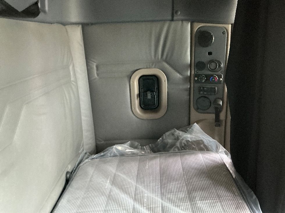 Sleeper Tractor-Heavy Duty Tractors-Freightliner-2019-Cascadia 11364ST-Arlington-TX-518,148\n\t\tmiles-$ 53,000 - Image 17
