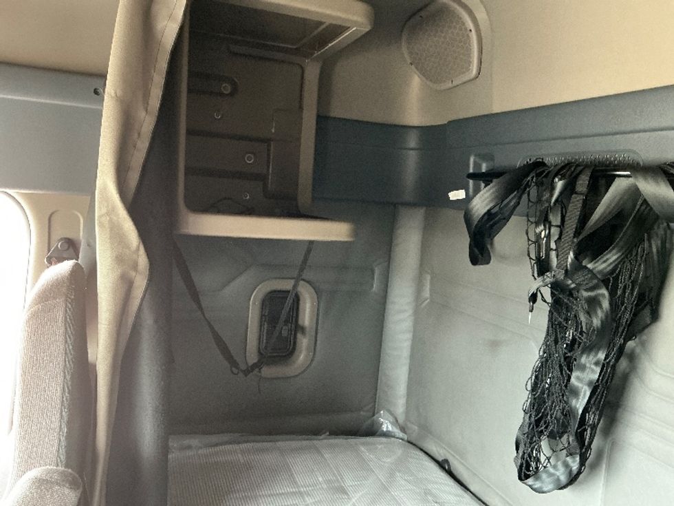 Sleeper Tractor-Heavy Duty Tractors-Freightliner-2019-Cascadia 11364ST-Arlington-TX-518,148\n\t\tmiles-$ 53,000 - Image 18