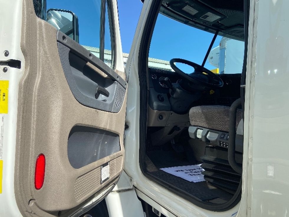 Sleeper Tractor-Heavy Duty Tractors-Freightliner-2019-Cascadia 11364ST-Arlington-TX-518,148\n\t\tmiles-$ 53,000 - Image 9