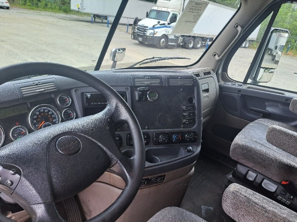 Sleeper Tractor-Heavy Duty Tractors-Freightliner-2019-Cascadia 11364ST-Atlanta-GA-440,215\n\t\tmiles-$ 55,000 - Image 10