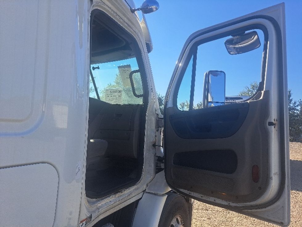 Sleeper Tractor-Heavy Duty Tractors-Freightliner-2019-Cascadia 11364ST-Atlanta-GA-489,129\n\t\tmiles-$ 52,250 - Image 13