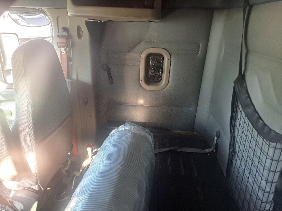 Sleeper Tractor-Heavy Duty Tractors-Freightliner-2019-Cascadia 11364ST-Atlanta-GA-489,129\n\t\tmiles-$ 52,250 - Image 19