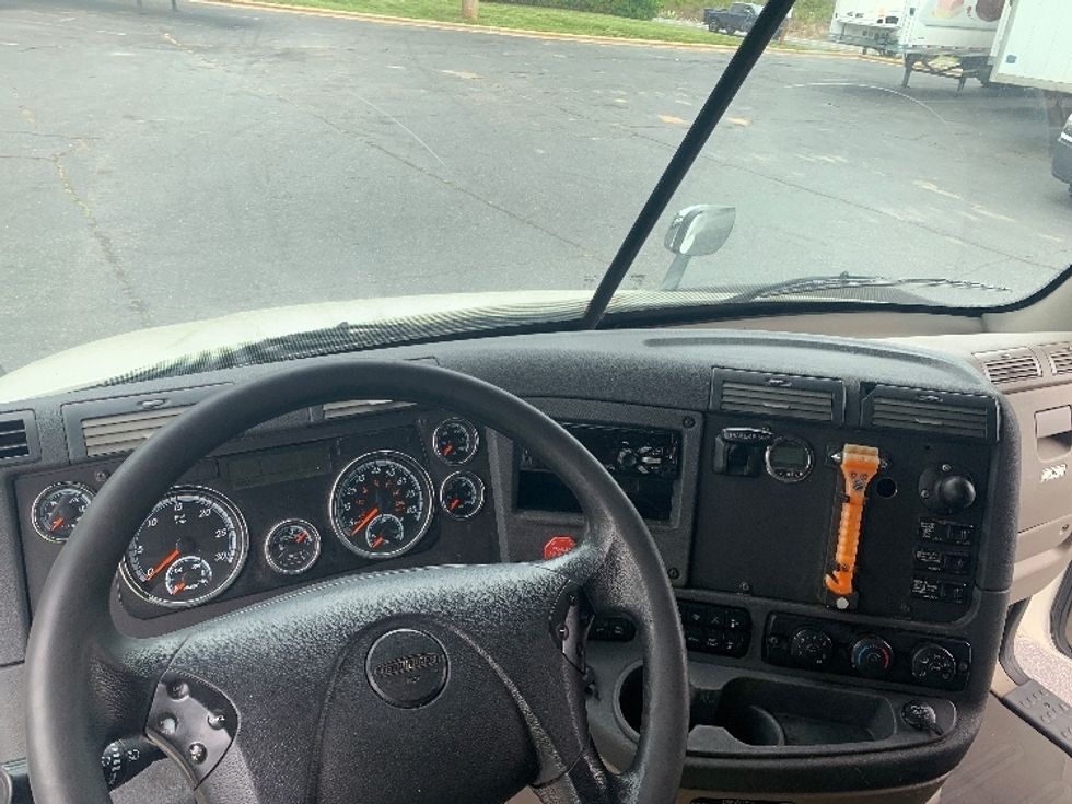 Sleeper Tractor-Heavy Duty Tractors-Freightliner-2019-Cascadia 11364ST-Concord-NC-635,495\n\t\tmiles-$ 15,500 - Image 11