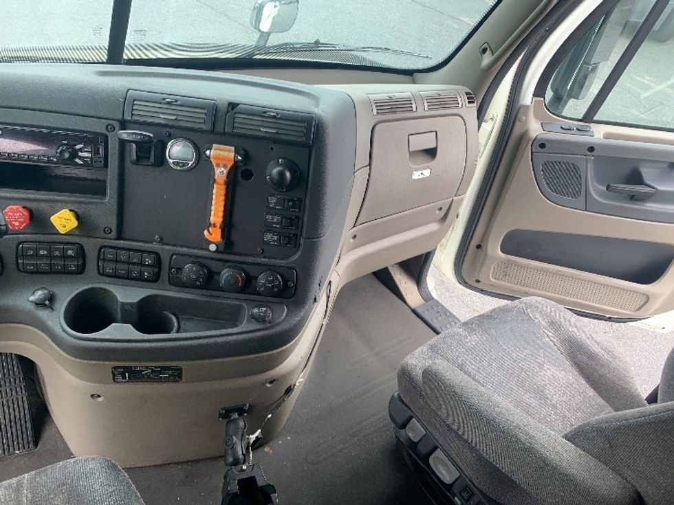 Sleeper Tractor-Heavy Duty Tractors-Freightliner-2019-Cascadia 11364ST-Concord-NC-635,495\n\t\tmiles-$ 15,500 - Image 12