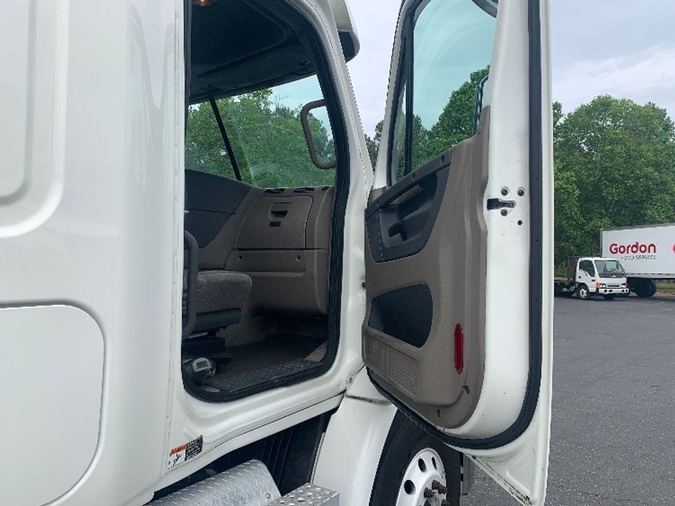Sleeper Tractor-Heavy Duty Tractors-Freightliner-2019-Cascadia 11364ST-Concord-NC-635,495\n\t\tmiles-$ 15,500 - Image 13