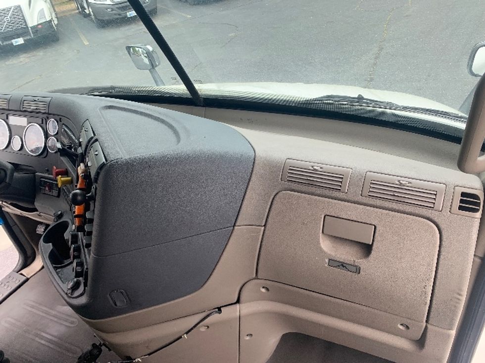 Sleeper Tractor-Heavy Duty Tractors-Freightliner-2019-Cascadia 11364ST-Concord-NC-635,495\n\t\tmiles-$ 15,500 - Image 14