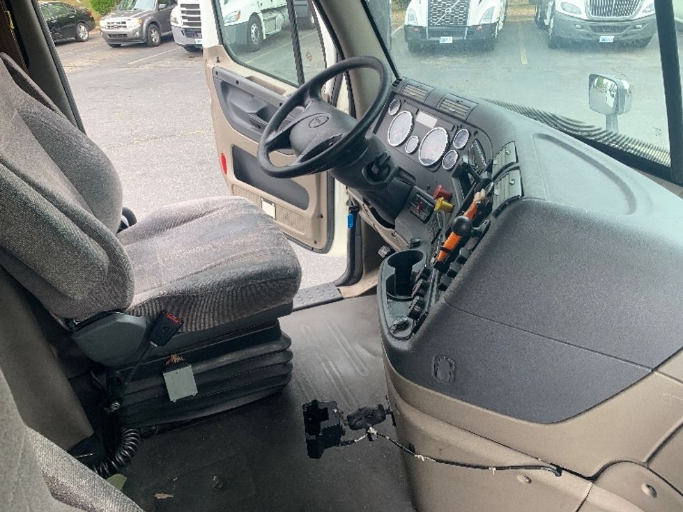 Sleeper Tractor-Heavy Duty Tractors-Freightliner-2019-Cascadia 11364ST-Concord-NC-635,495\n\t\tmiles-$ 15,500 - Image 15