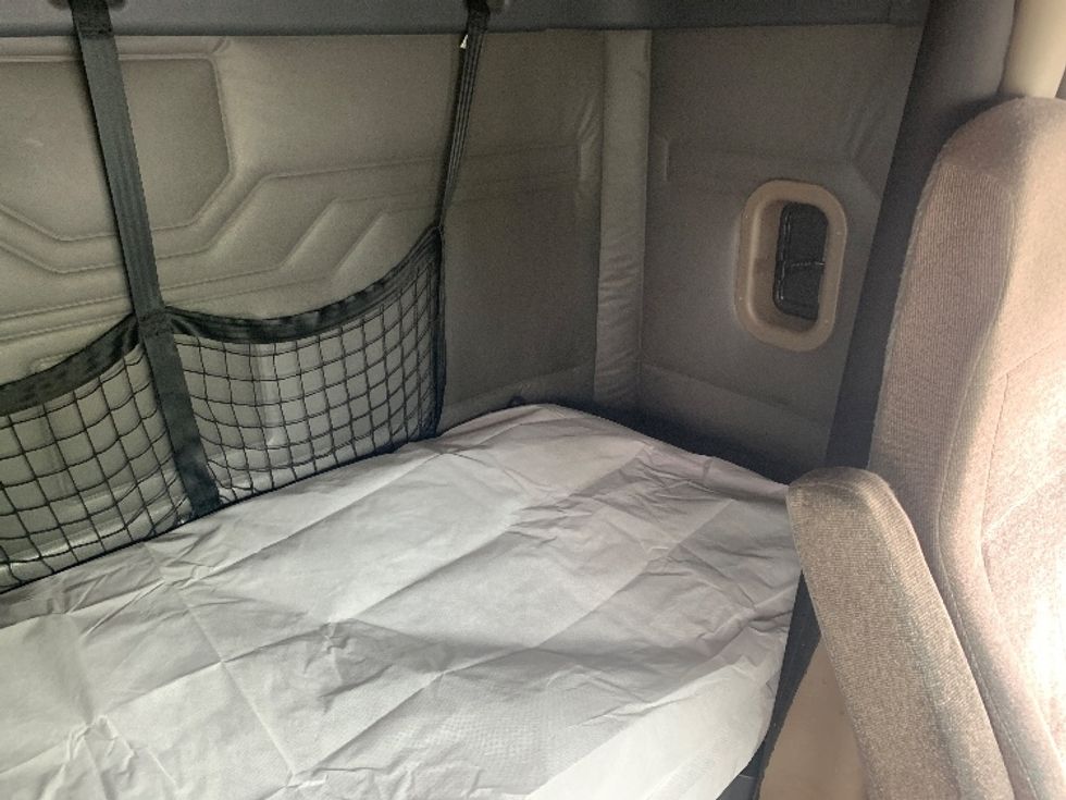 Sleeper Tractor-Heavy Duty Tractors-Freightliner-2019-Cascadia 11364ST-Concord-NC-635,495\n\t\tmiles-$ 15,500 - Image 16